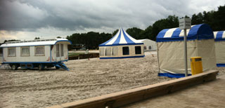 Woonwagen op strand